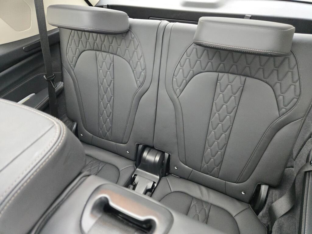 2025 BMW X7 - Image 17