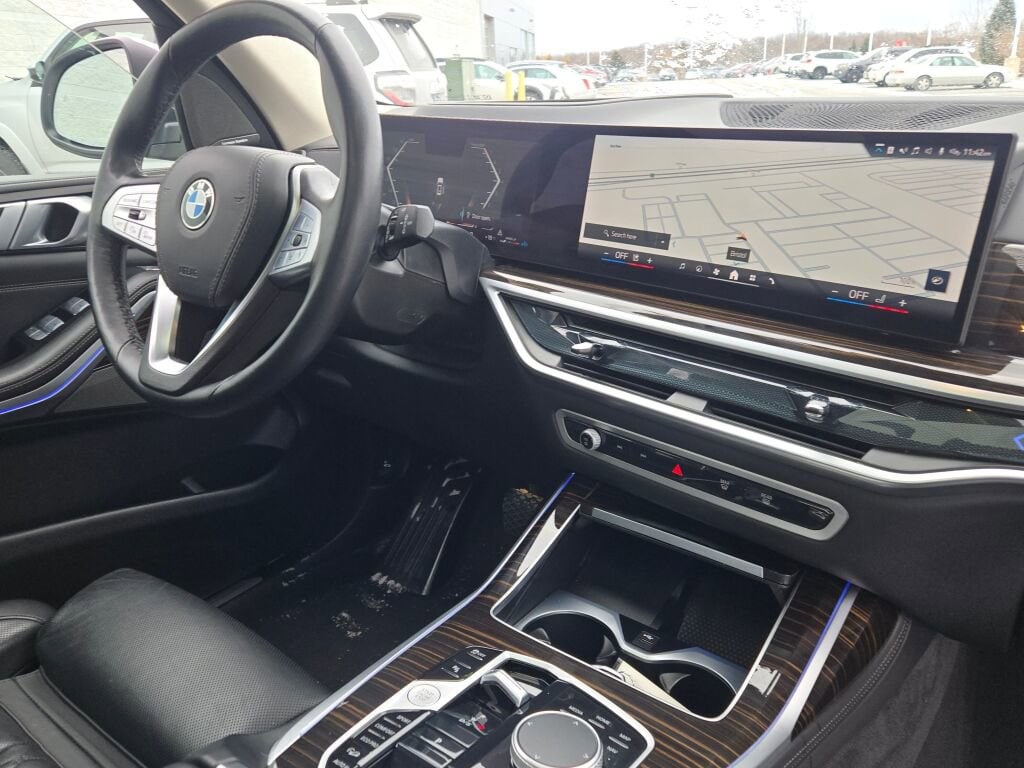 2025 BMW X7 - Image 7