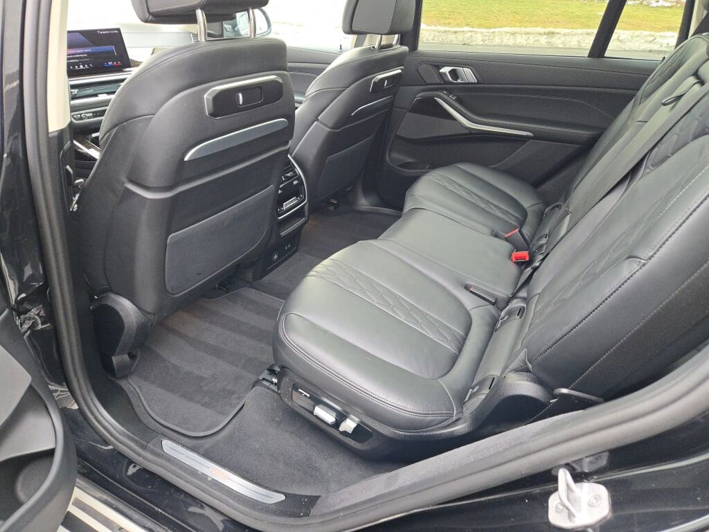 2025 BMW X7 - Image 18