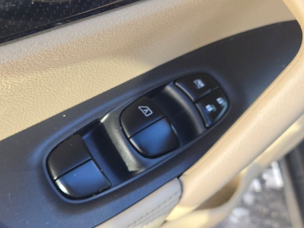 2017 NISSAN ROGUE - Image 19