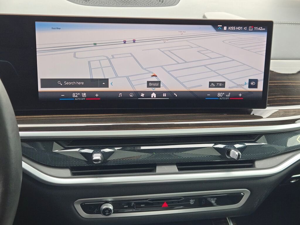 2025 BMW X7 - Image 27