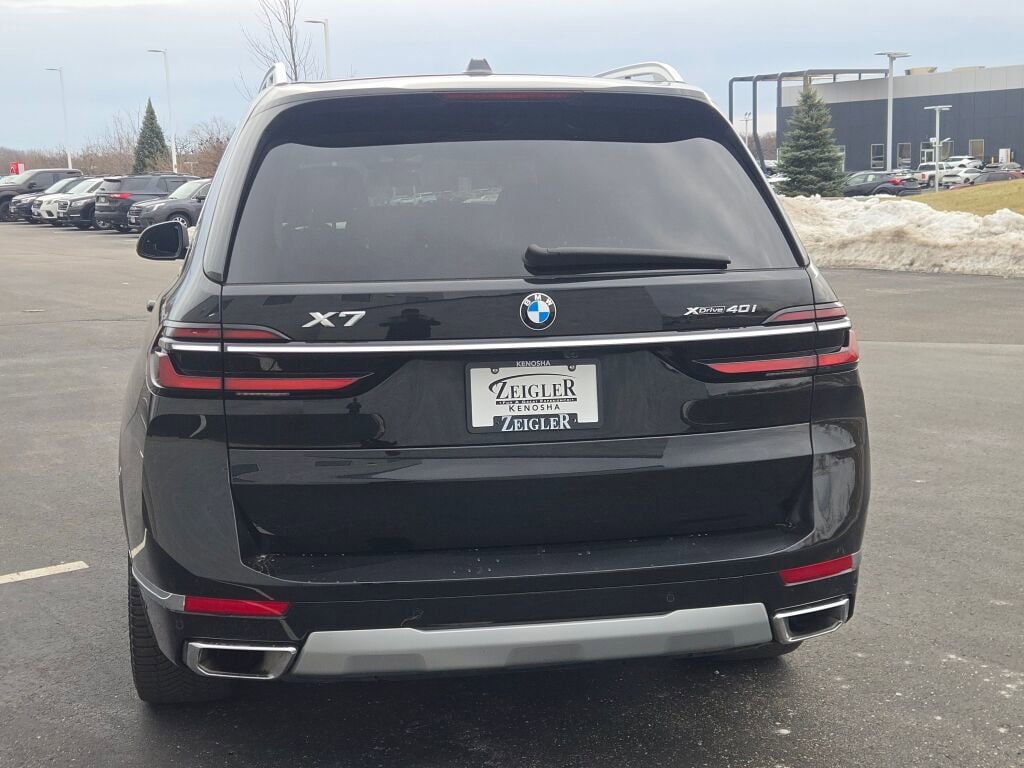 2025 BMW X7 - Image 13