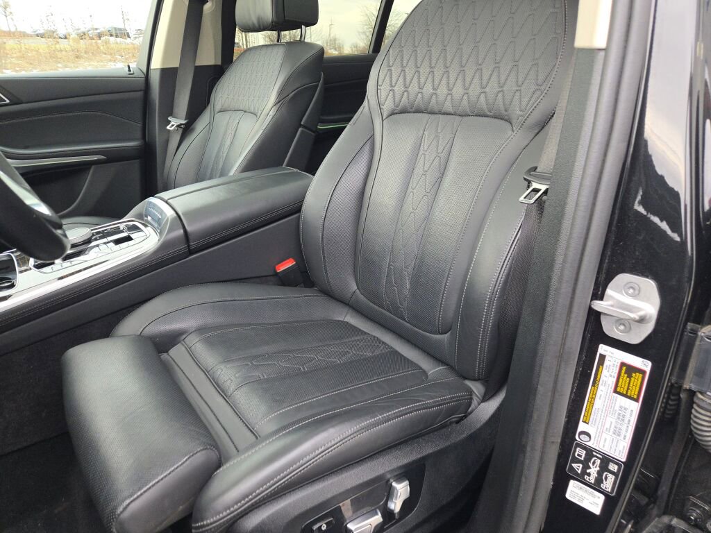 2025 BMW X7 - Image 25
