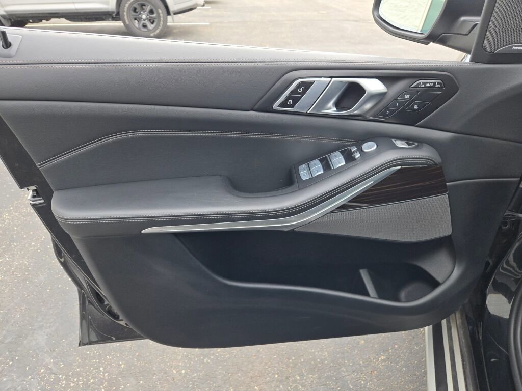 2025 BMW X7 - Image 19