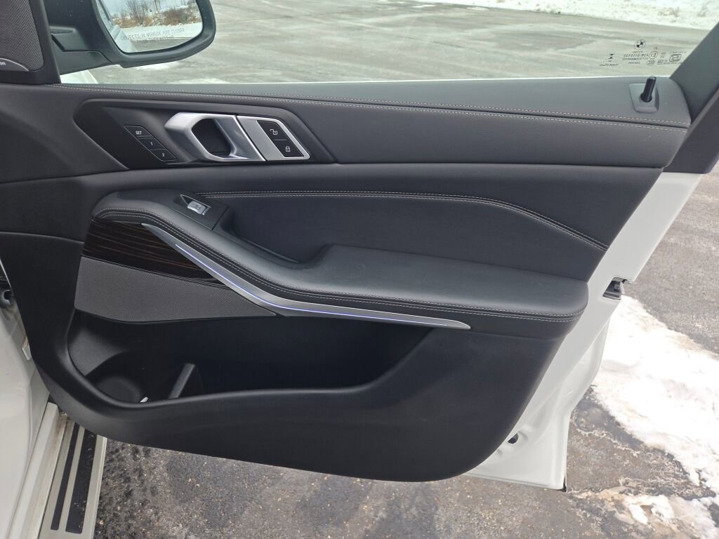 2025 BMW X7 - Image 5