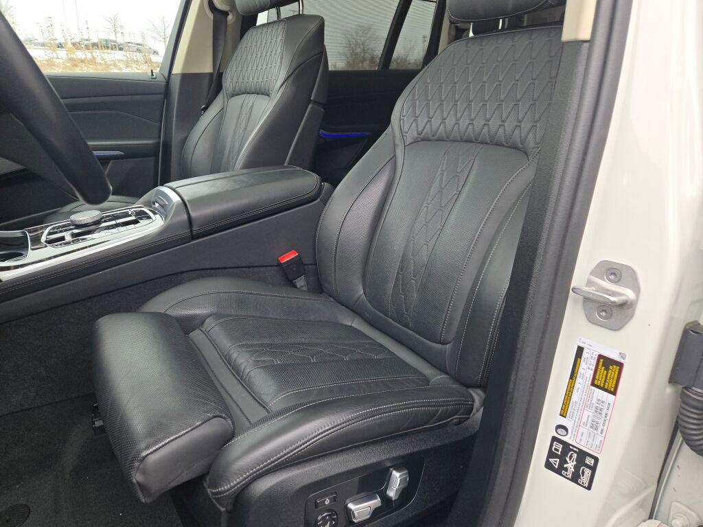 2025 BMW X7 - Image 24