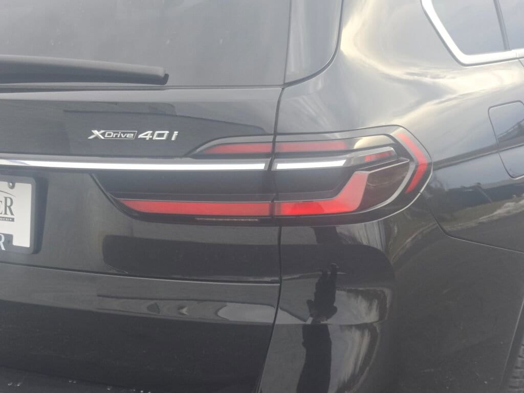 2025 BMW X7 - Image 12