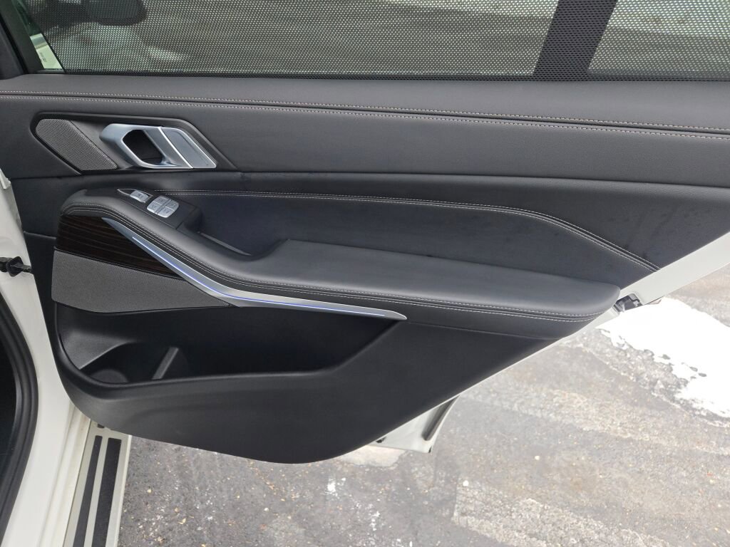 2025 BMW X7 - Image 8