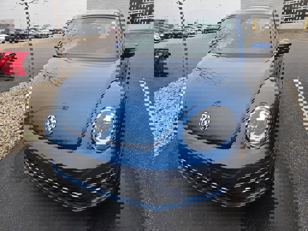 2018 Volkswagen Beetle SE photo 2