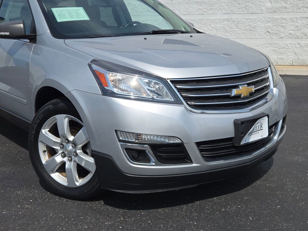 2017 Chevrolet Traverse 1LT photo 2