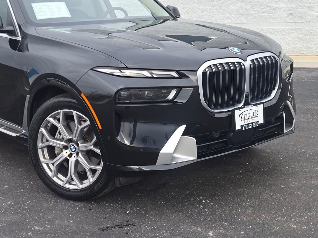 2025 BMW X7 - Image 2