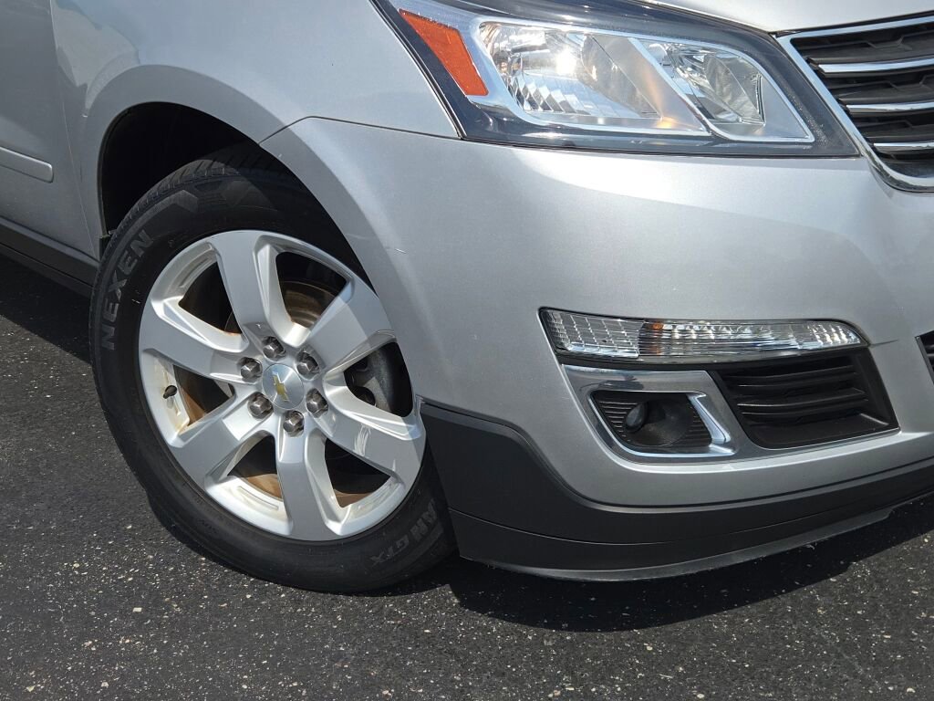 2017 Chevrolet Traverse 1LT photo 3
