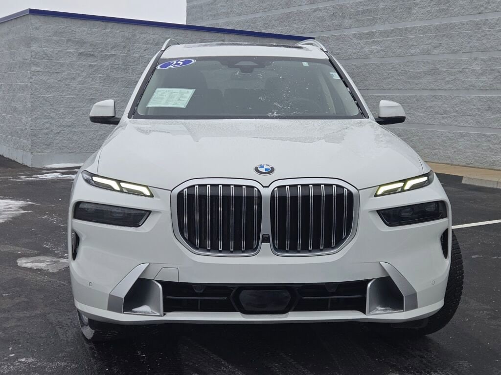2025 BMW X7 - Image 4