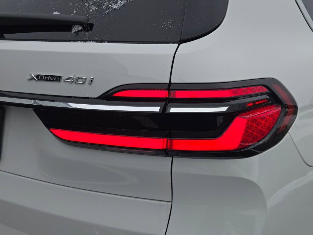2025 BMW X7 - Image 13