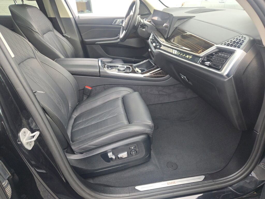 2025 BMW X7 - Image 7