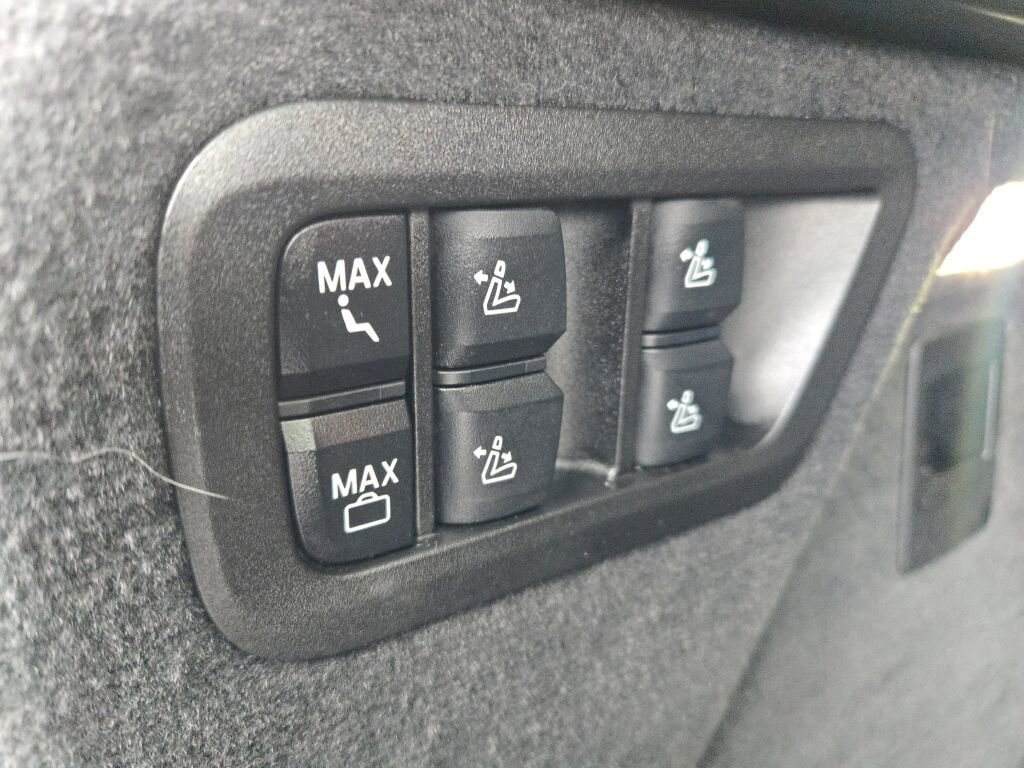 2025 BMW X7 - Image 18