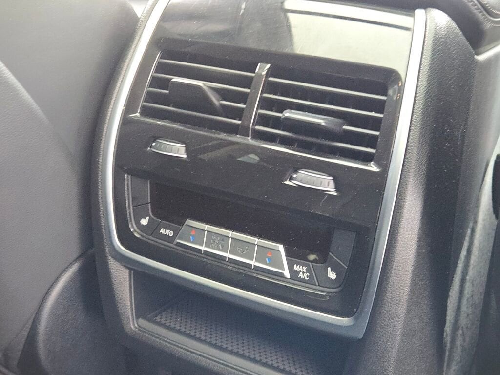 2025 BMW X7 - Image 11