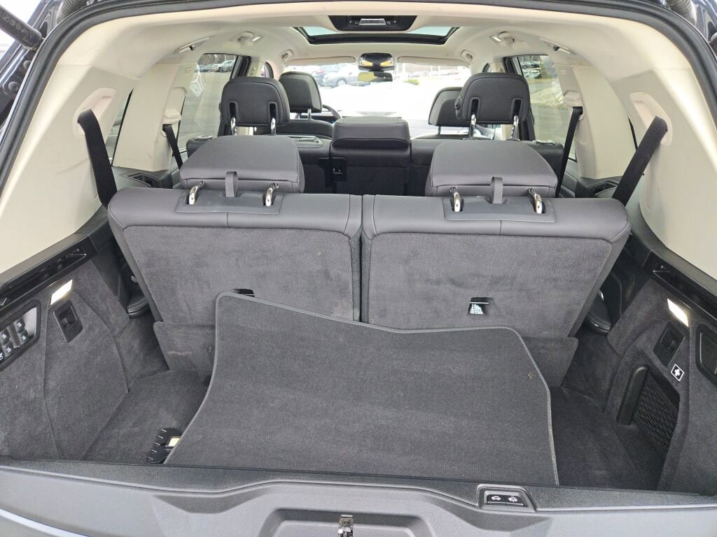 2025 BMW X7 - Image 16