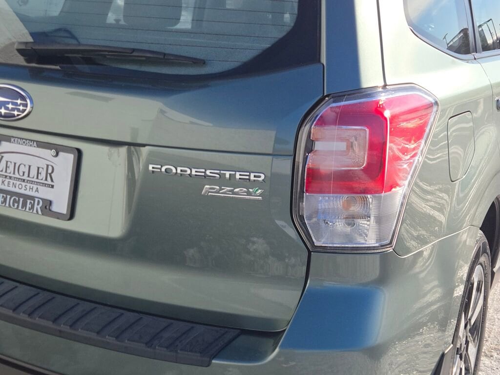 2017 SUBARU FORESTER - Image 11