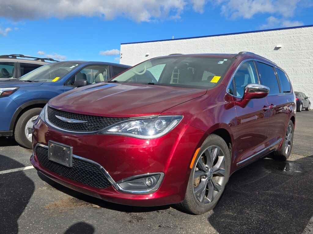 Used 2017 Chrysler Pacifica Limited with VIN 2C4RC1GG0HR635910 for sale in Kenosha, WI