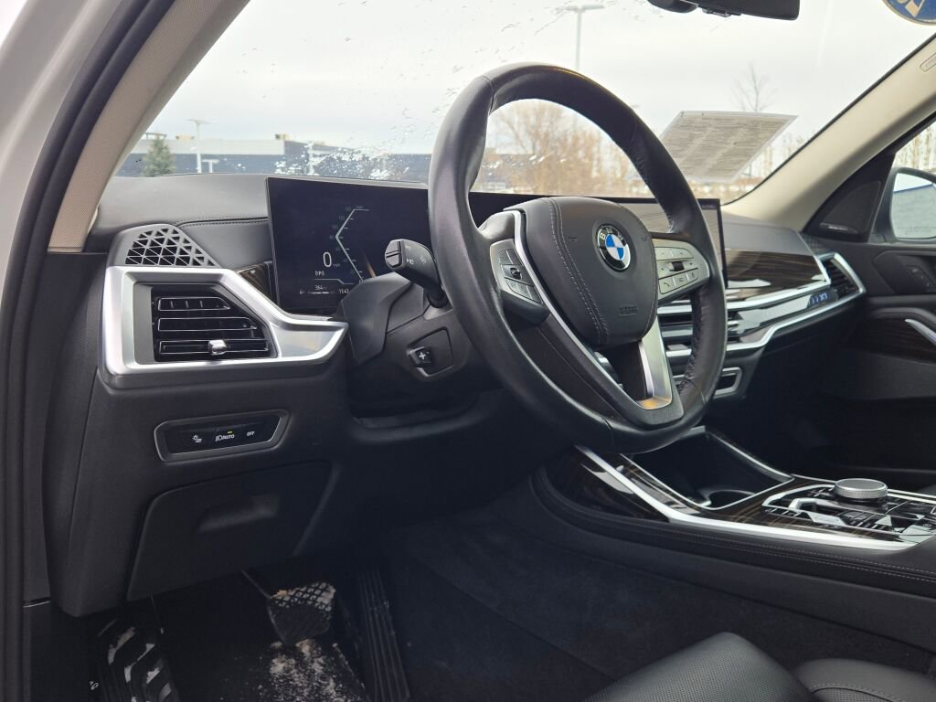2025 BMW X7 - Image 23
