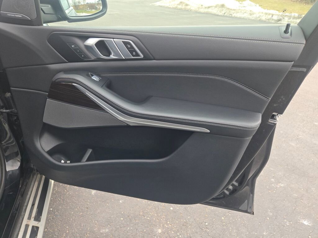 2025 BMW X7 - Image 6