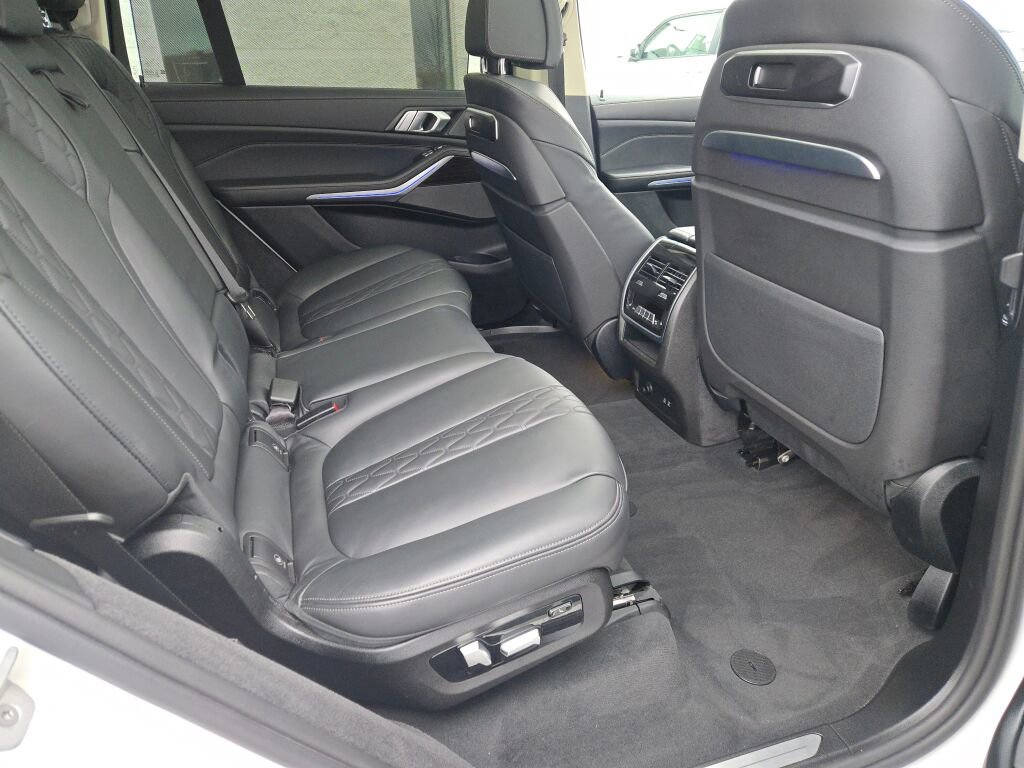 2025 BMW X7 - Image 10