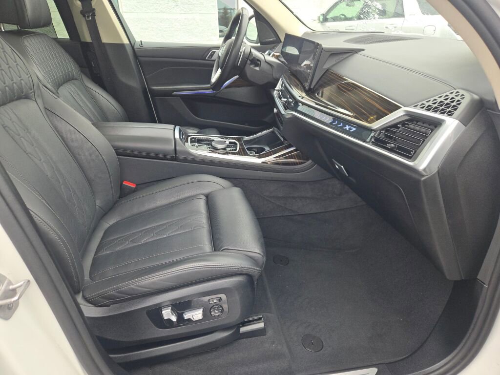 2025 BMW X7 - Image 6
