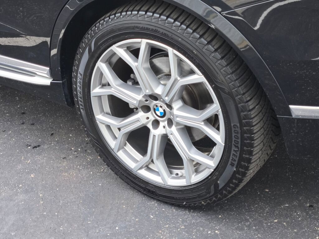 2025 BMW X7 - Image 15