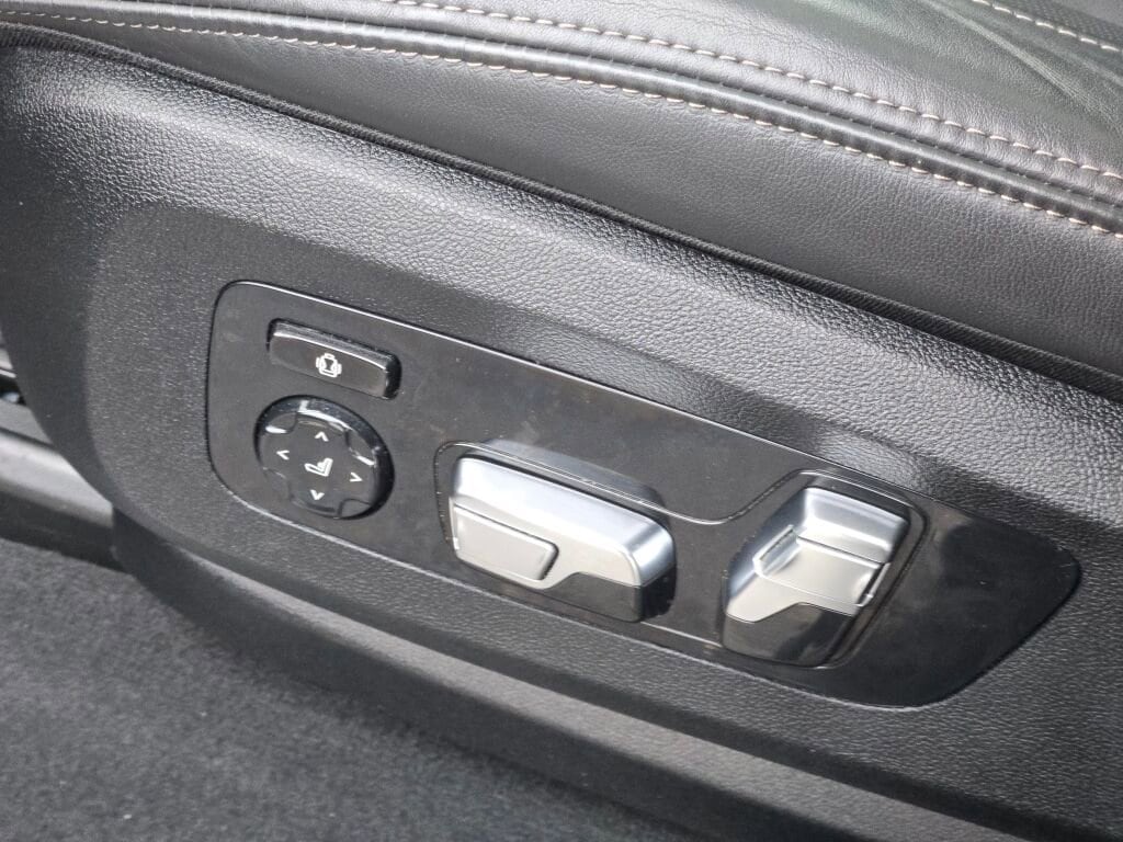 2025 BMW X7 - Image 24