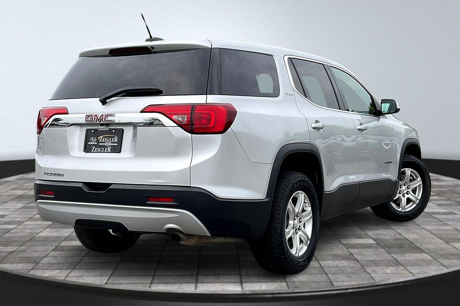 2017 Gmc Acadia SLE photo 2
