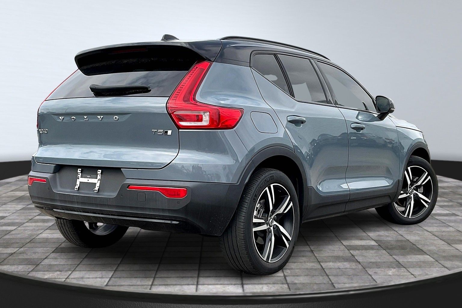 Used 2021 Volvo XC40 R-Design with VIN YV4162UM7M2605586 for sale in Lafayette, IN