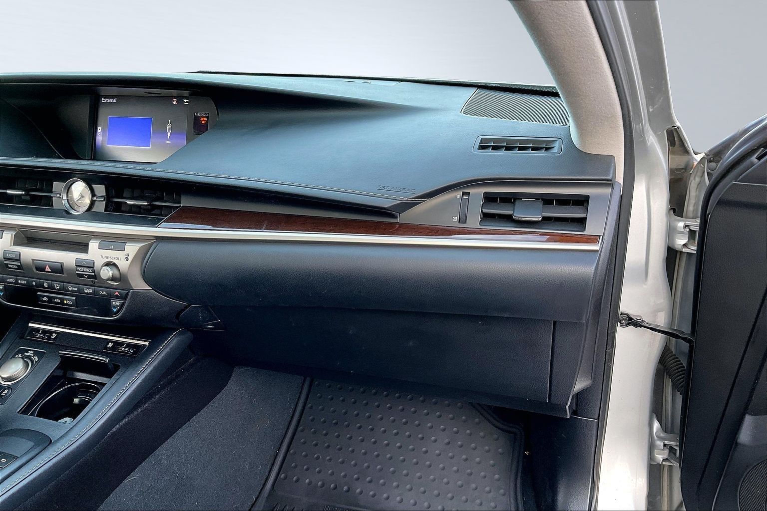 2017 LEXUS ES - Image 15