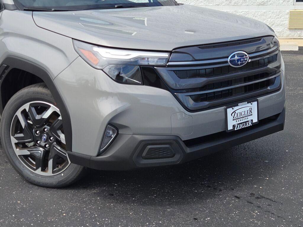 2025 Subaru Forester Premium photo 2