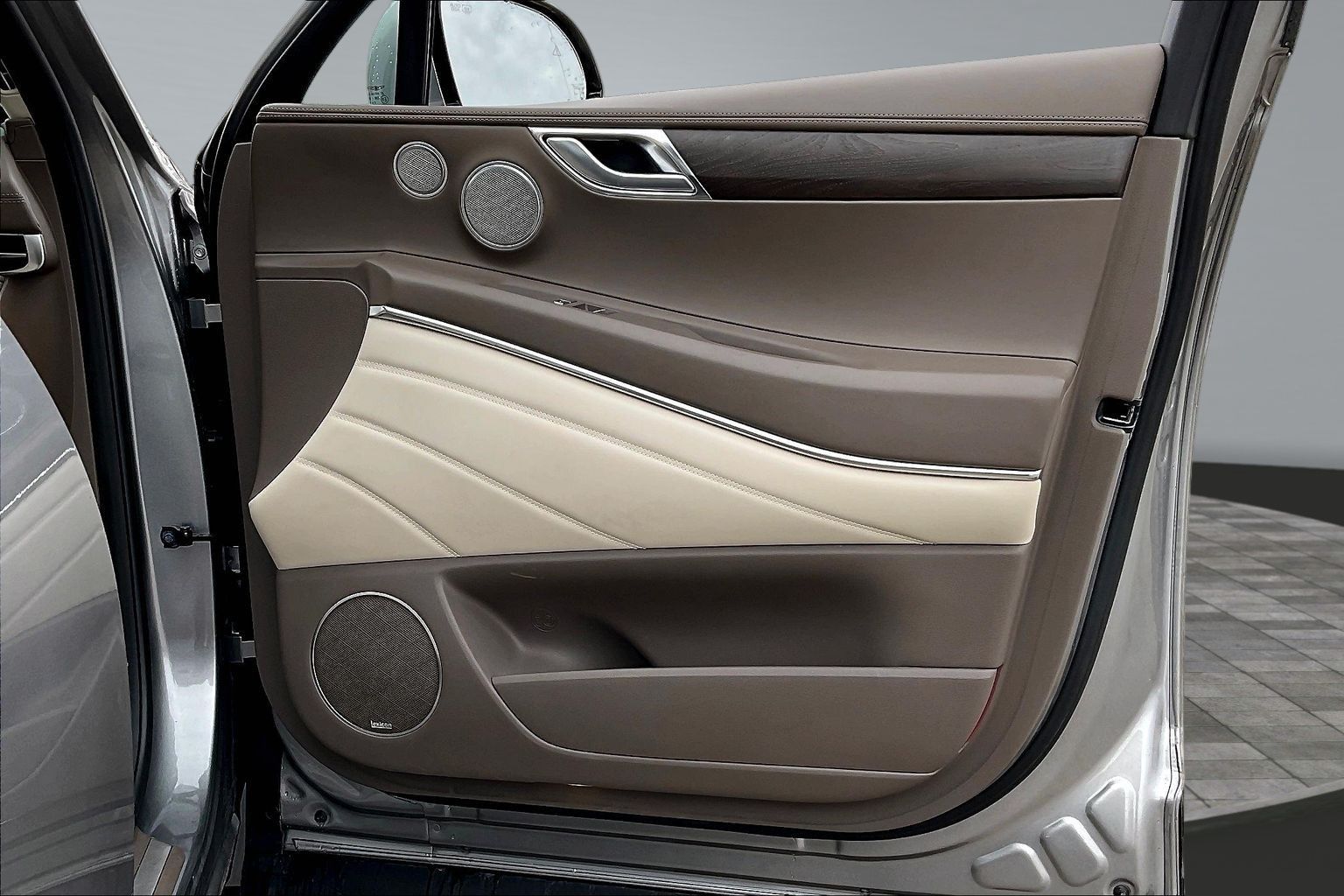 2023 GENESIS GV80 - Image 18