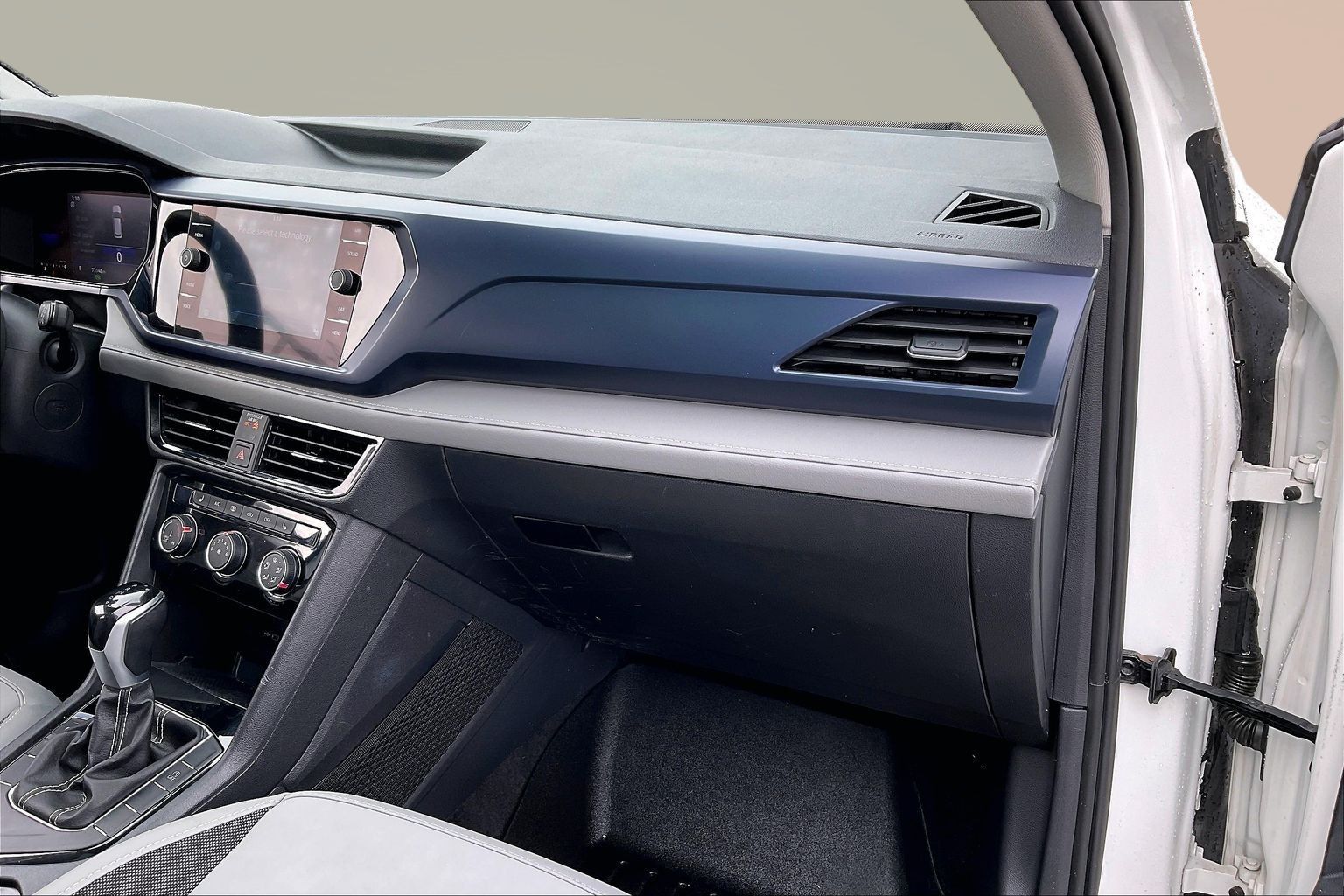 2023 VOLKSWAGEN TAOS - Image 15