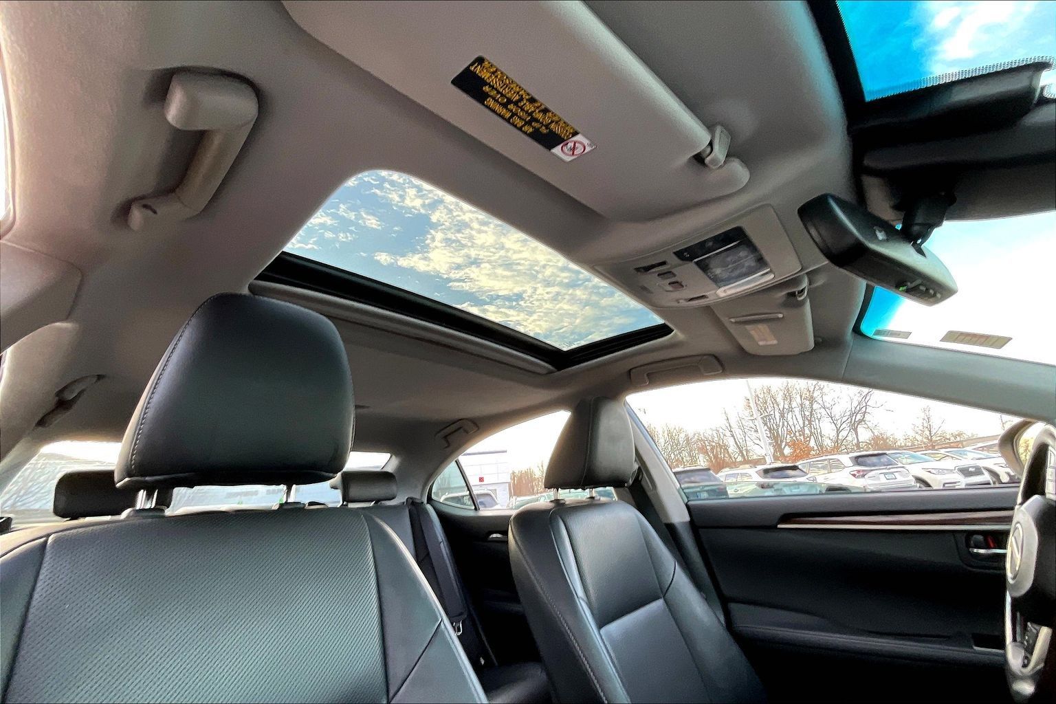 2017 LEXUS ES - Image 16