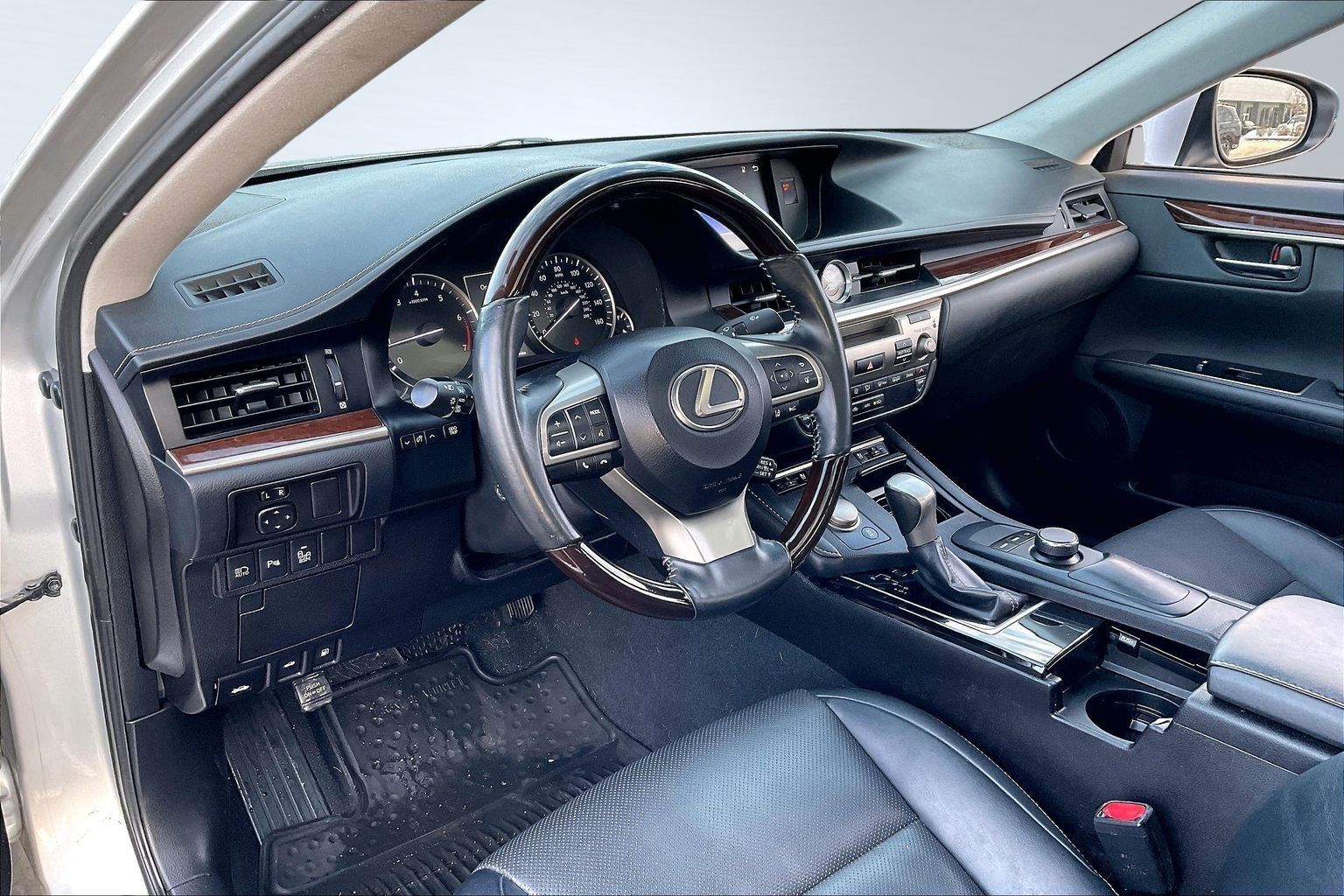 2017 LEXUS ES - Image 12
