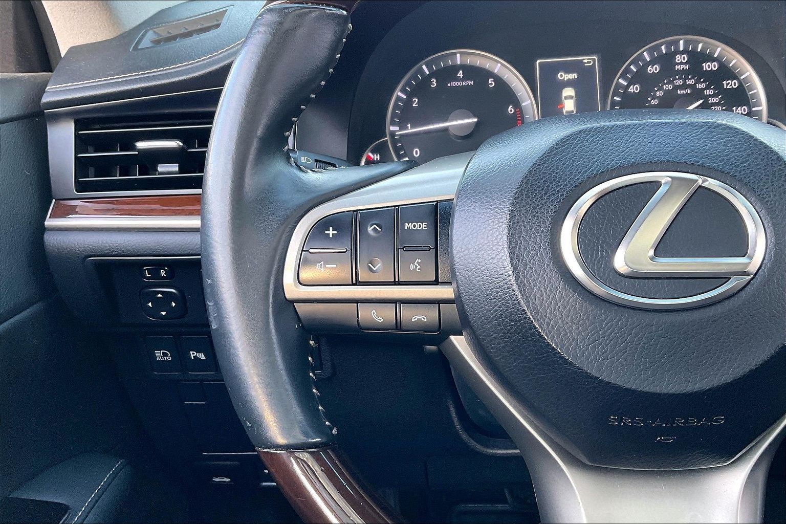 2017 LEXUS ES - Image 19