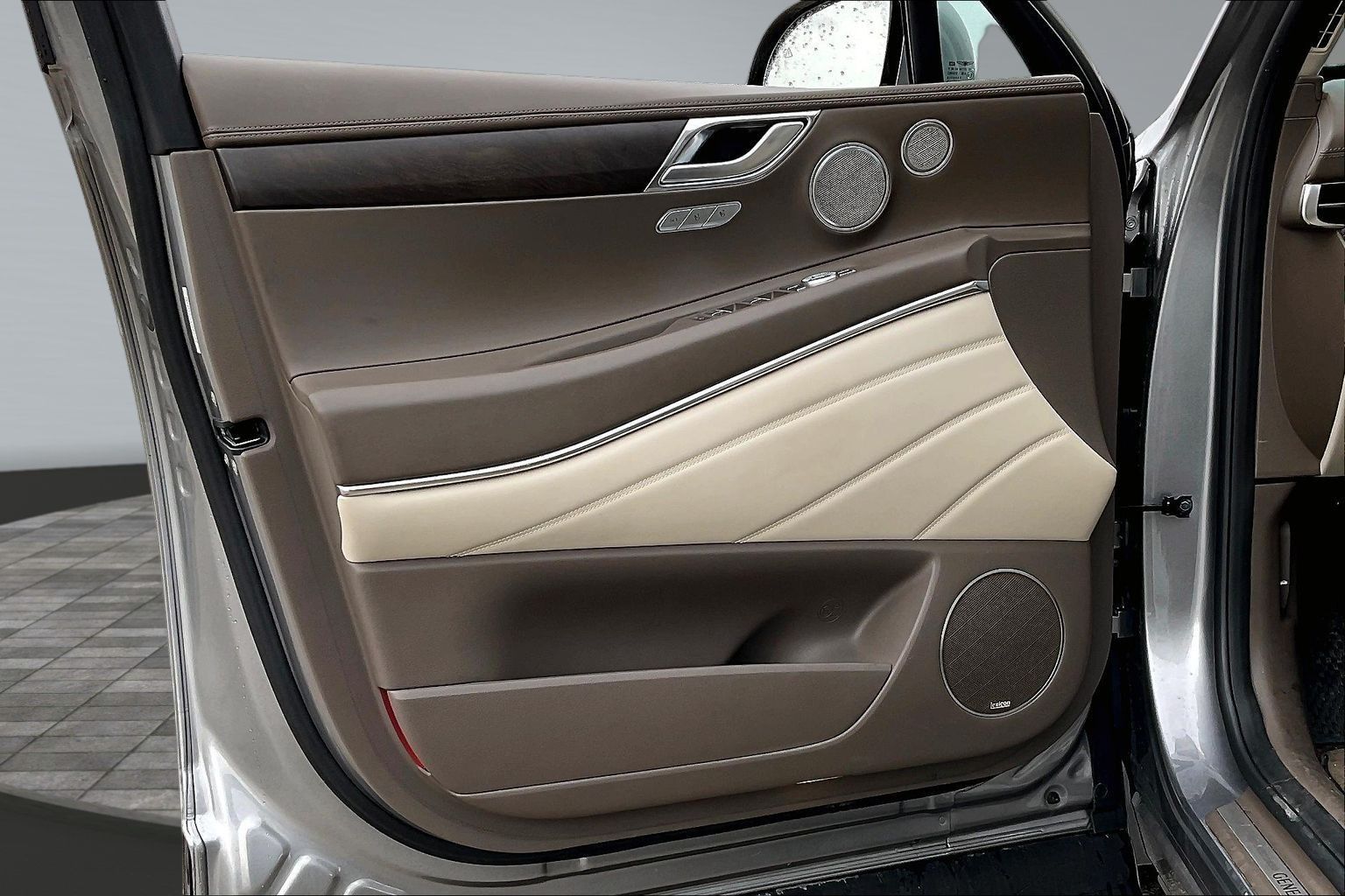 2023 GENESIS GV80 - Image 17