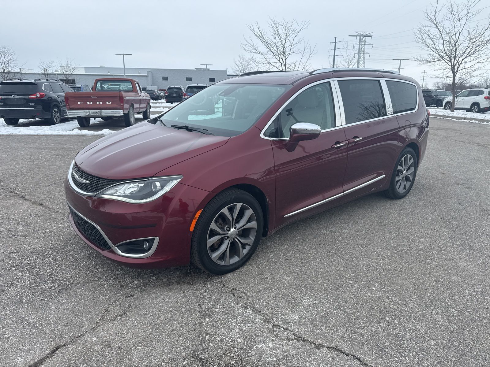2017 Chrysler Pacifica Limited's photo