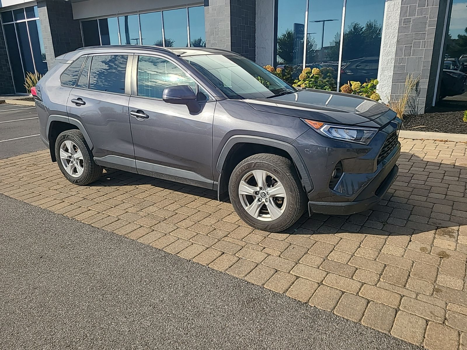 2019 Toyota RAV4 XLE photo 4