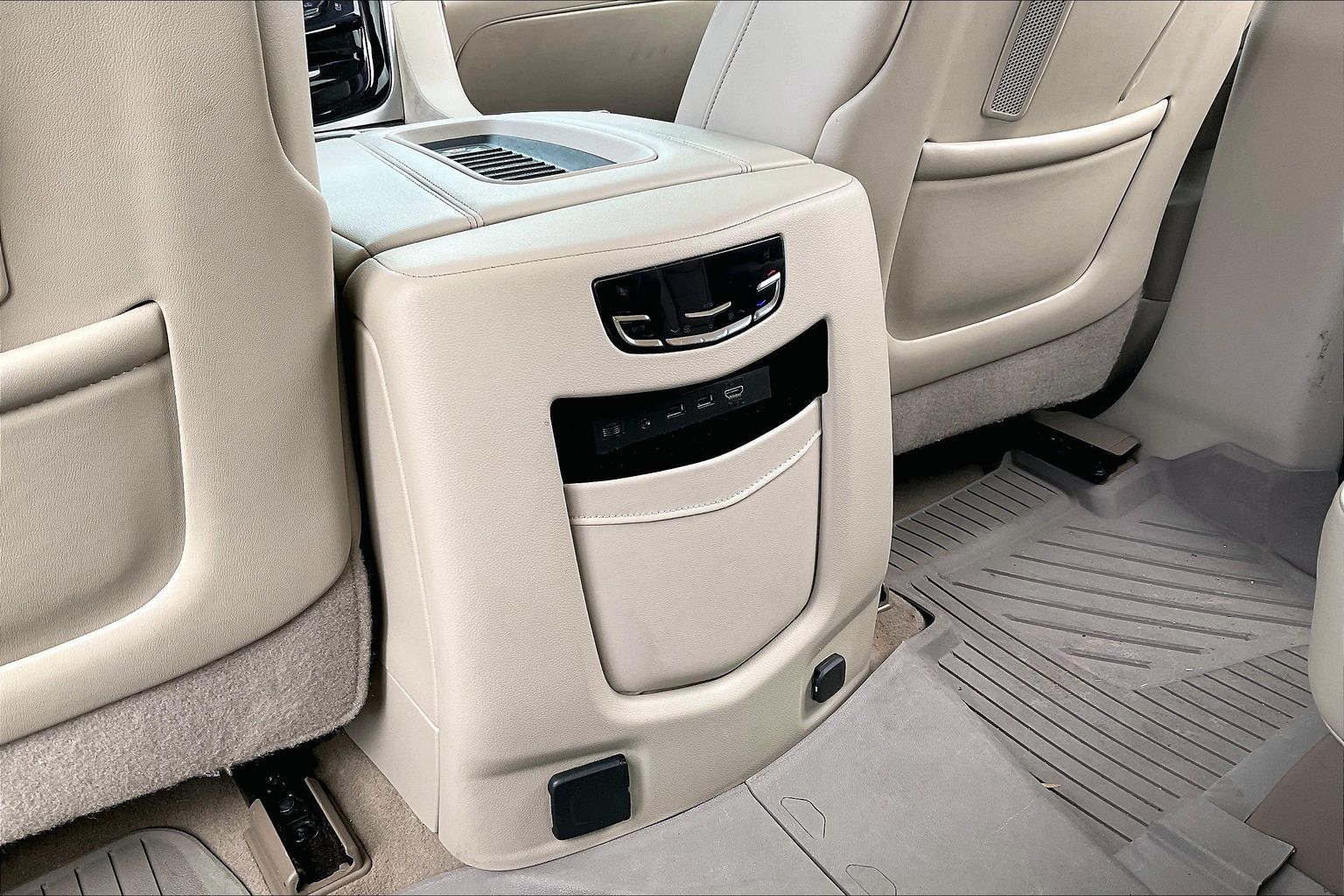 2019 CADILLAC ESCALADE - Image 24