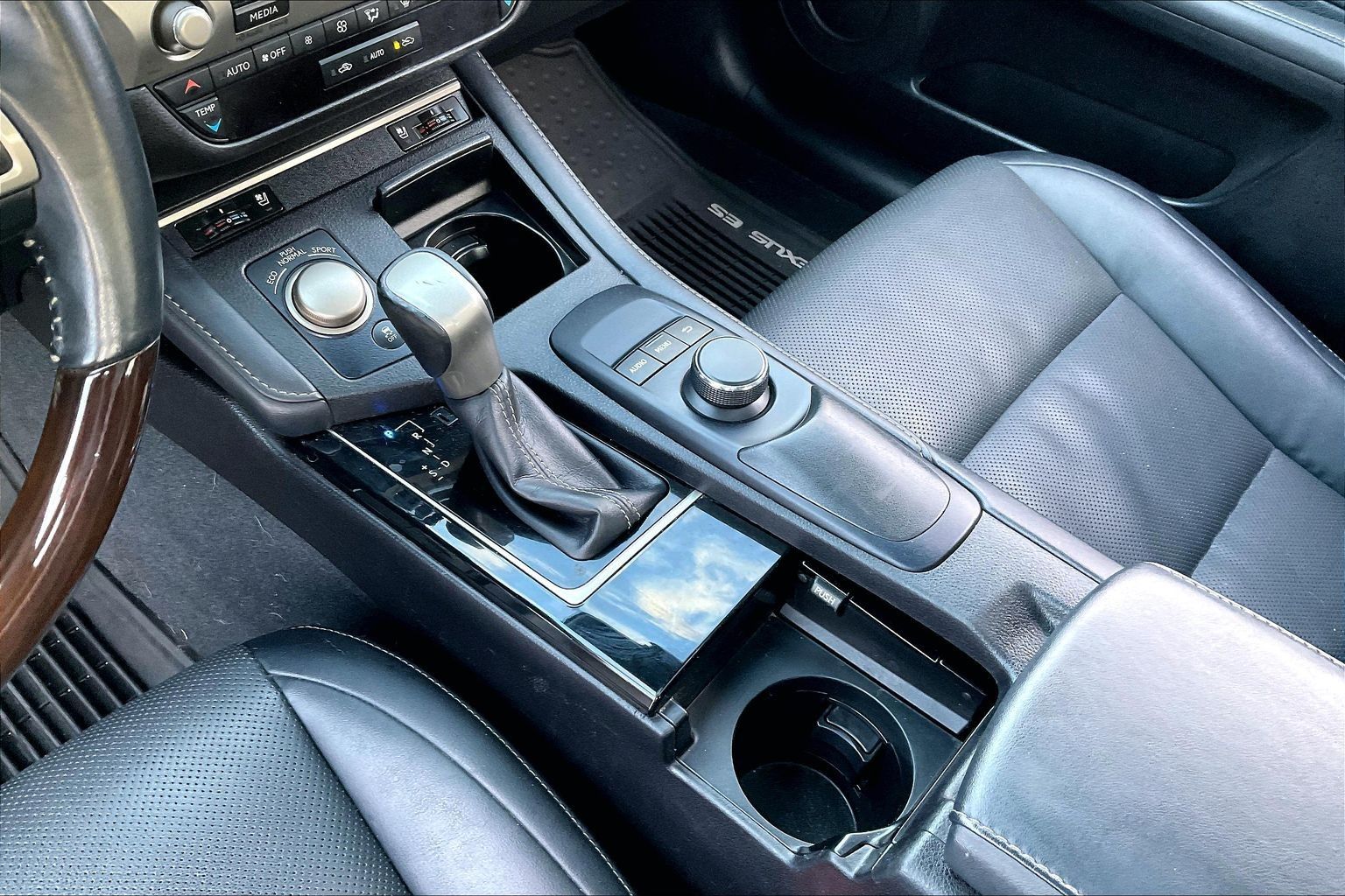 2017 LEXUS ES - Image 13