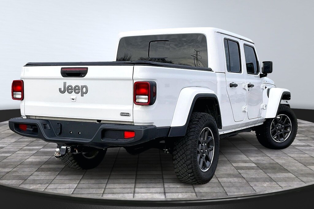 Used 2022 Jeep Gladiator Overland Truck