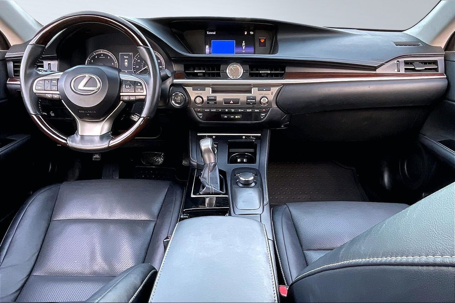 2017 LEXUS ES - Image 14