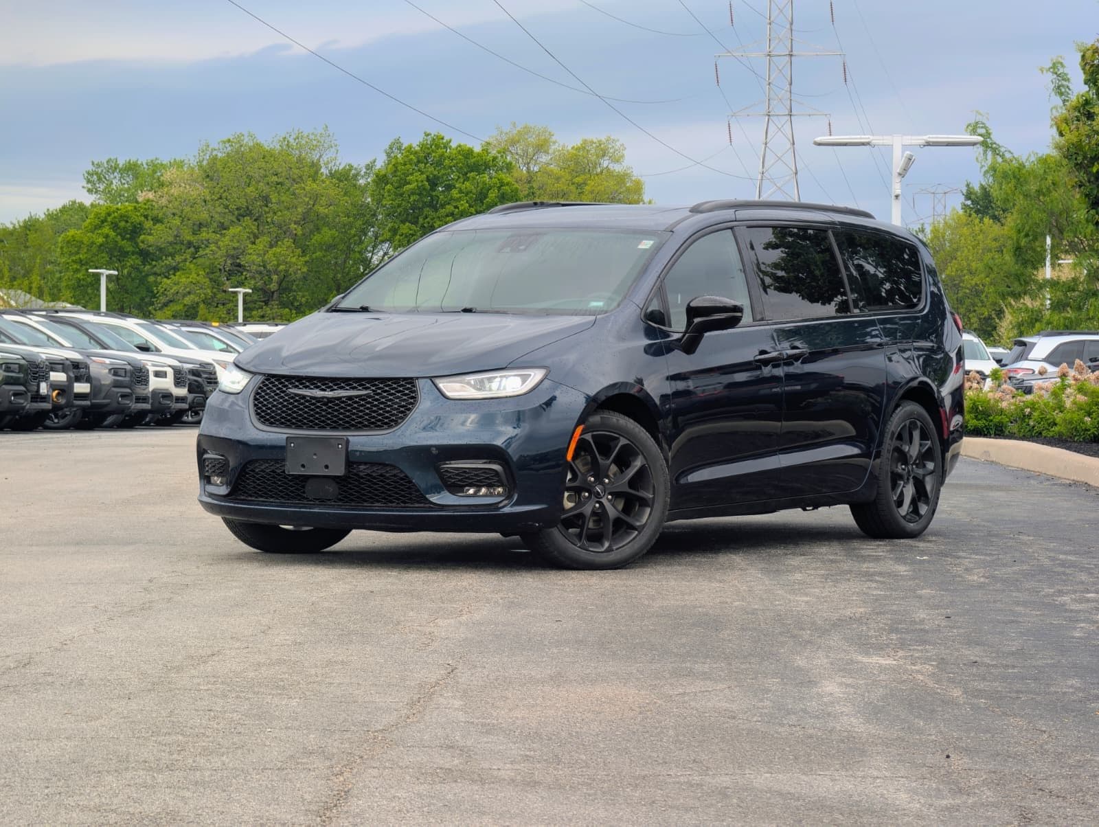 2025 Chrysler Pacifica Limited's photo