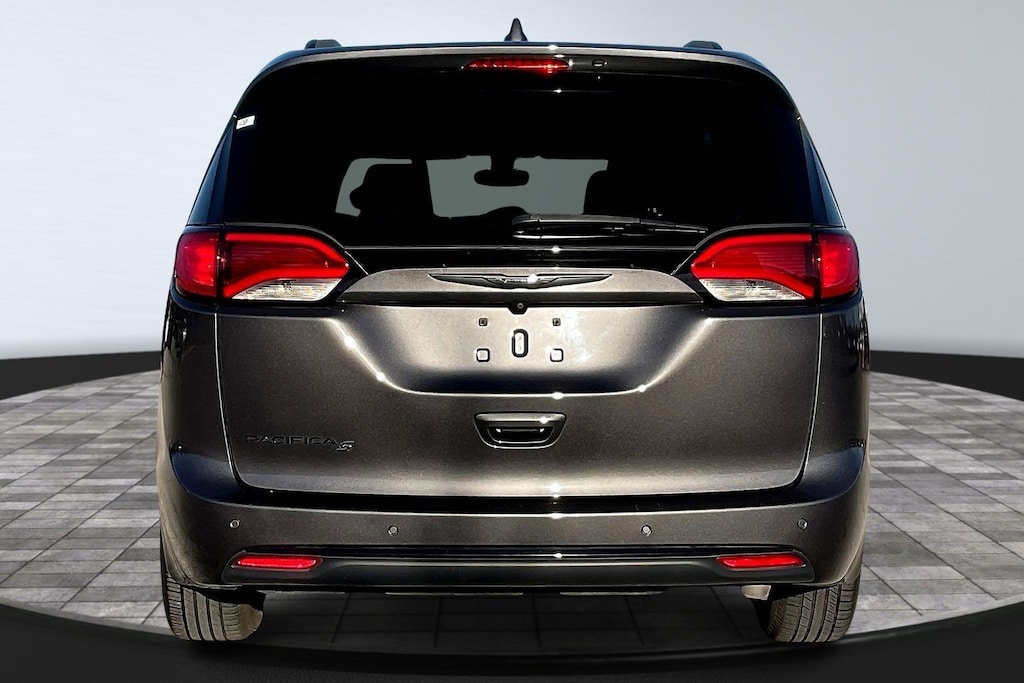 Used 2020 Chrysler Pacifica Touring L Minivan/Van