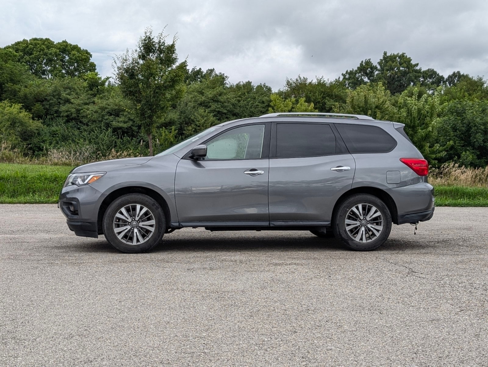 Used 2019 Nissan Pathfinder SV with VIN 5N1DR2MMXKC588437 for sale in Lafayette, IN