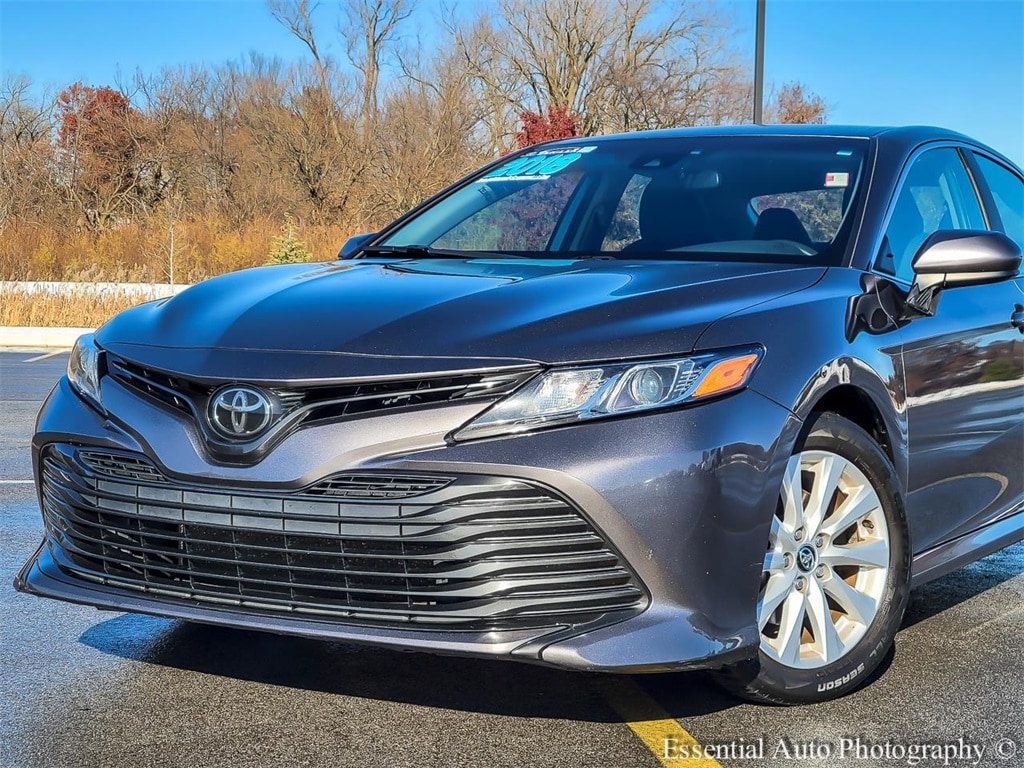 Used 2018 Toyota Camry LE with VIN 4T1B11HK1JU092727 for sale in Crown Point, IN